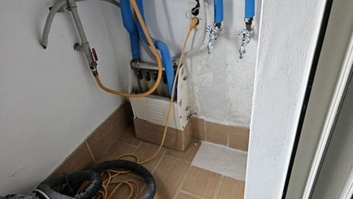 천안시 동남구 누수탐지 천장 얼룩과 벽면 수분을 확인하며 누수 발생 양상을 살피는 모습