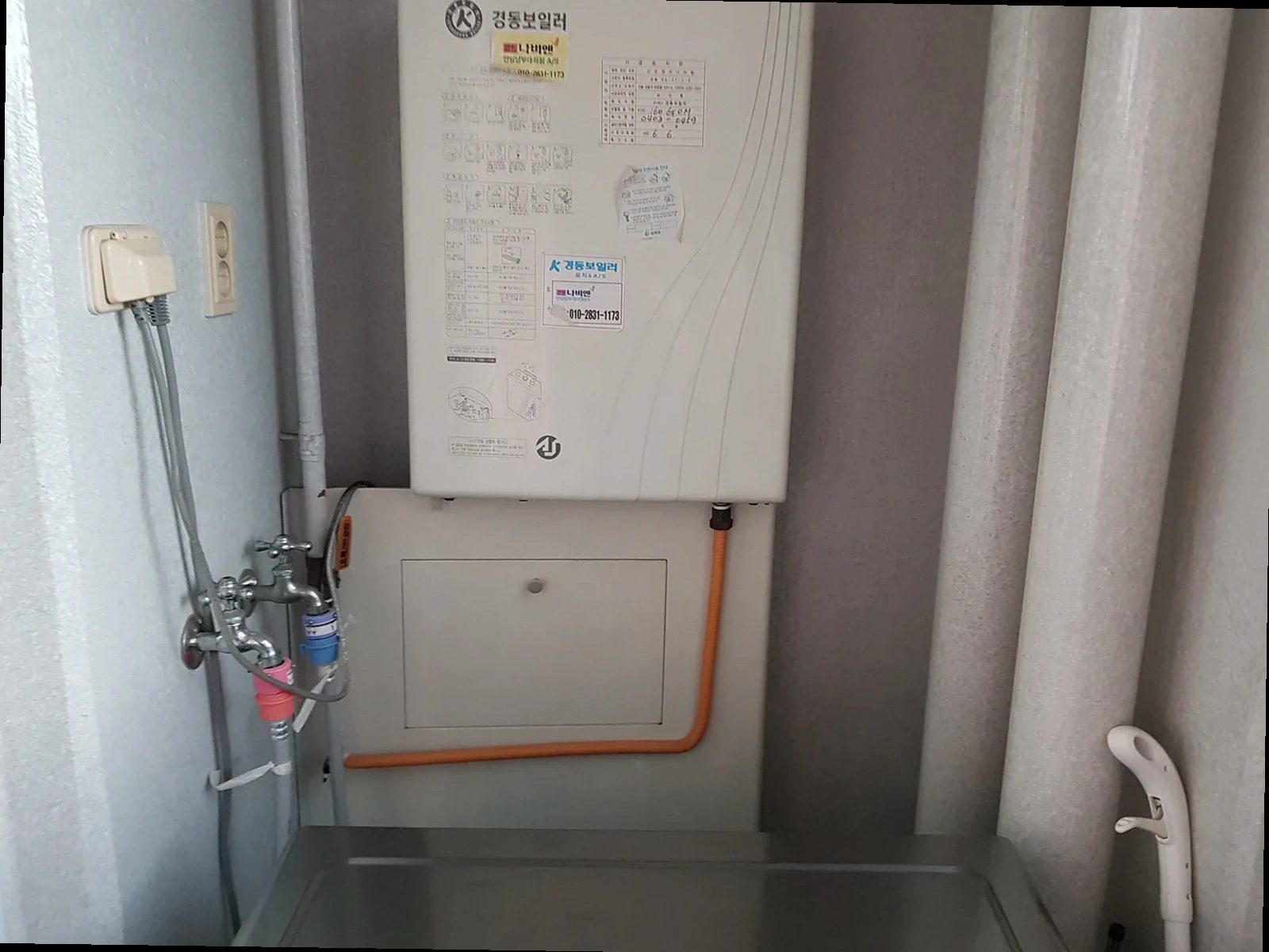 천안시 동남구 누수탐지 창틀 코킹과 베란다 바닥 방수층을 확인하는 점검 장면