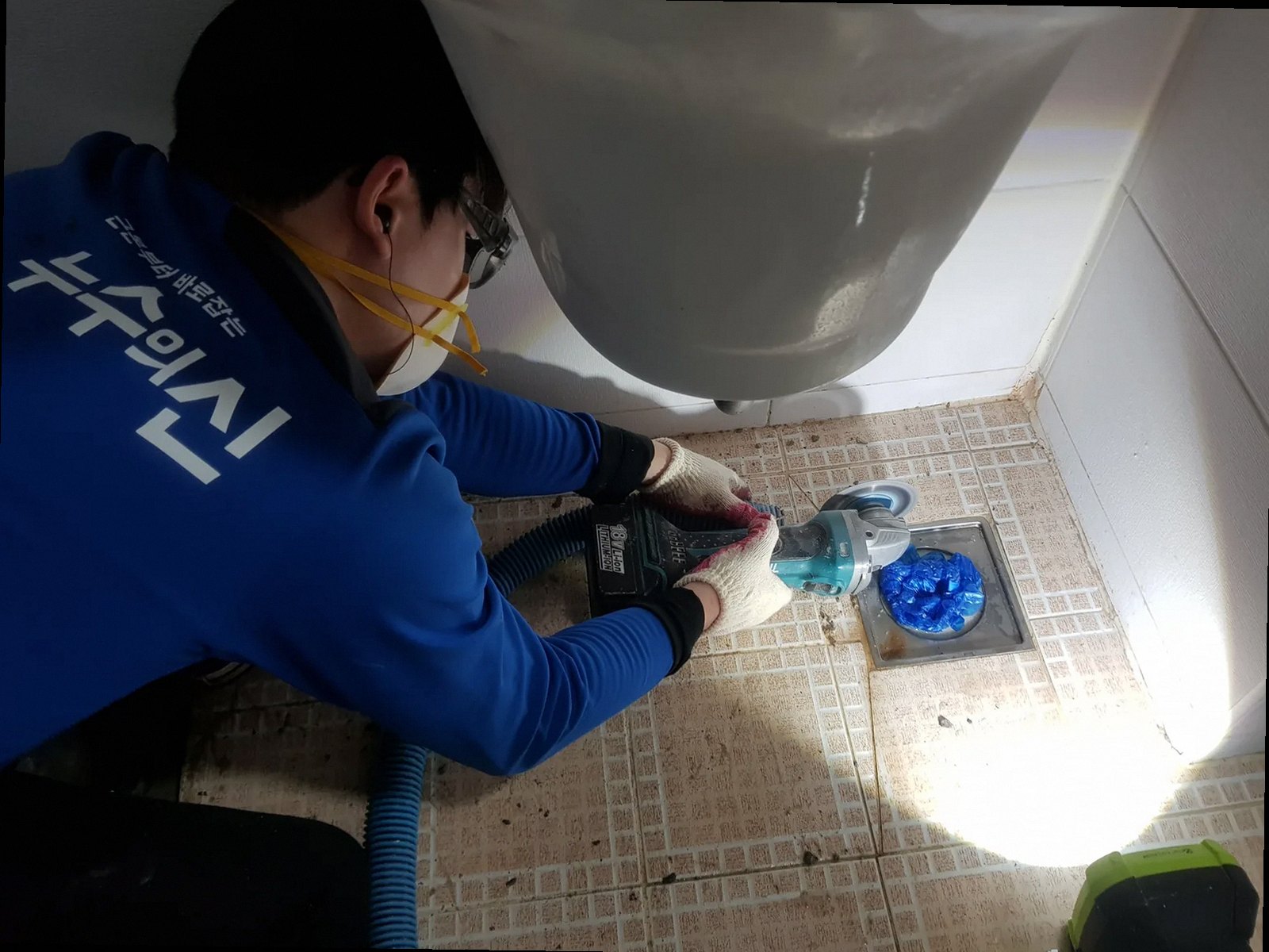 천안시 동남구 누수탐지 온수관 보수 후 압력 테스트와 마감 복구를 진행하는 현장 장면