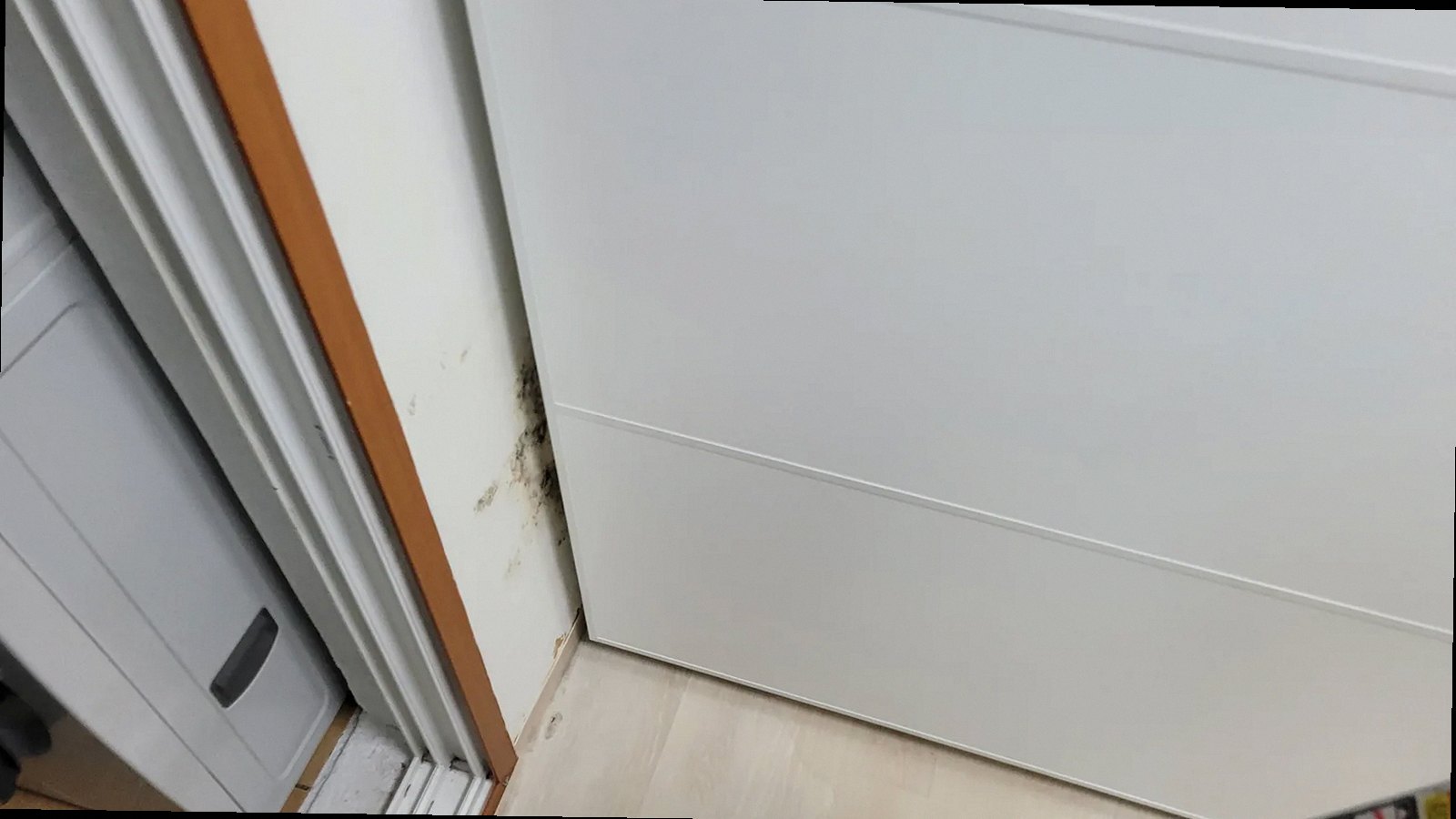 천안시 동남구 누수탐지 주방 싱크대 하부장과 배관 연결부를 점검하는 모습