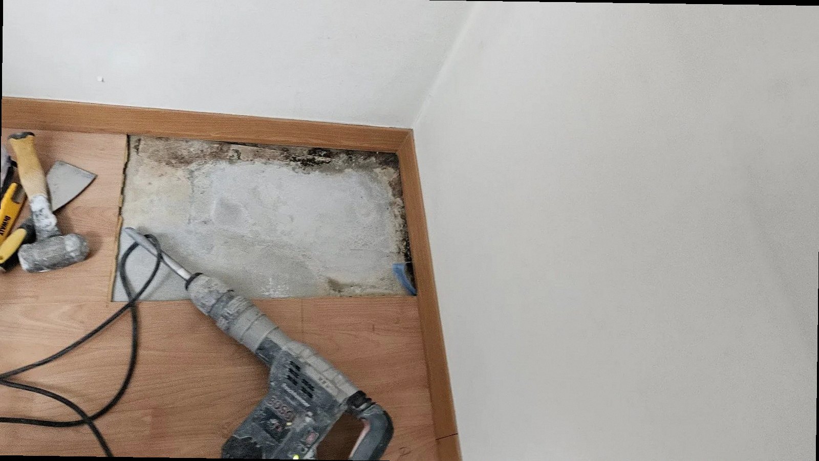 천안시 동남구 누수탐지 층간누수 원인 확인을 위한 욕실 바닥과 천장 점검 장면